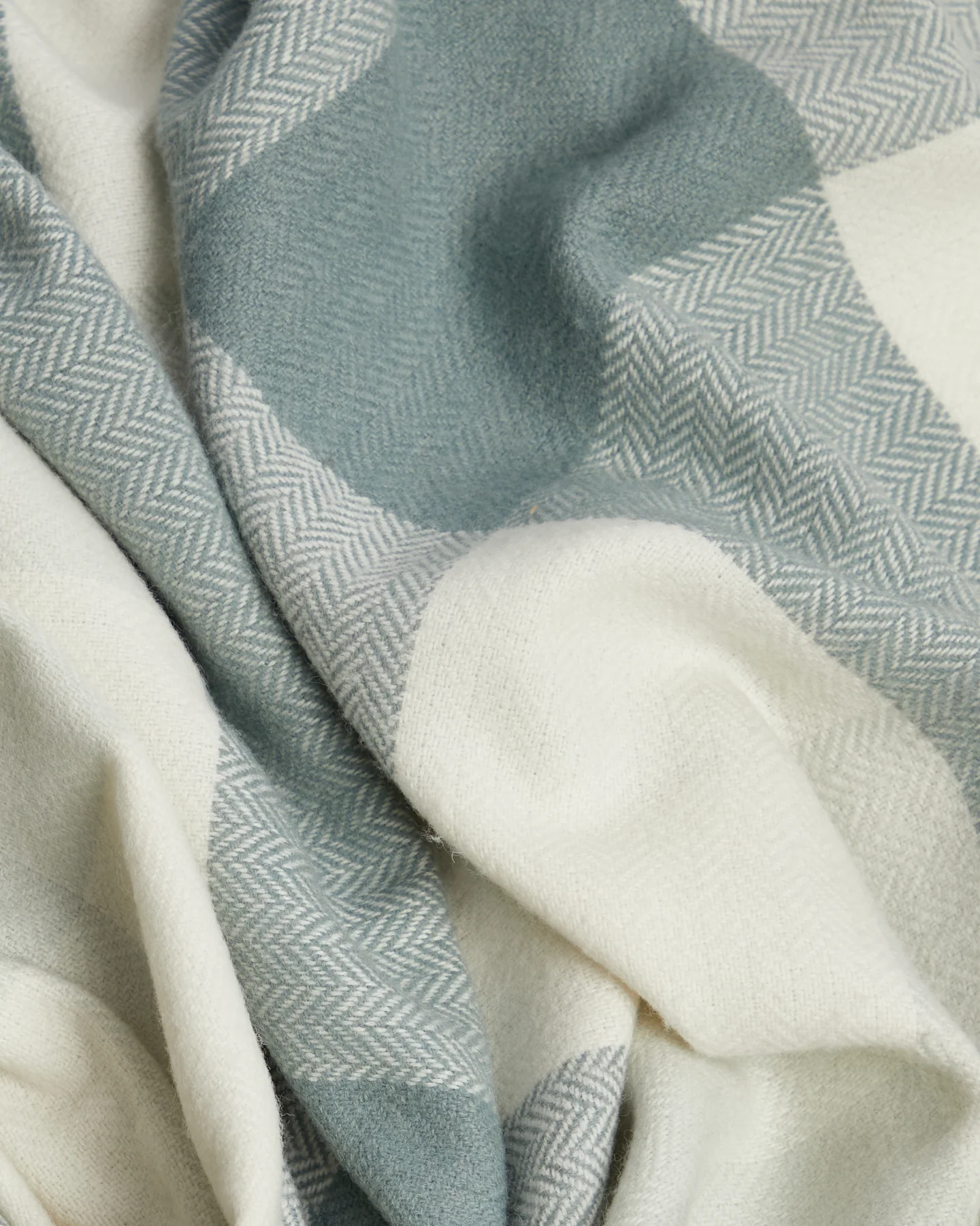 Foxford Aille Lambswool Throw - Image 4