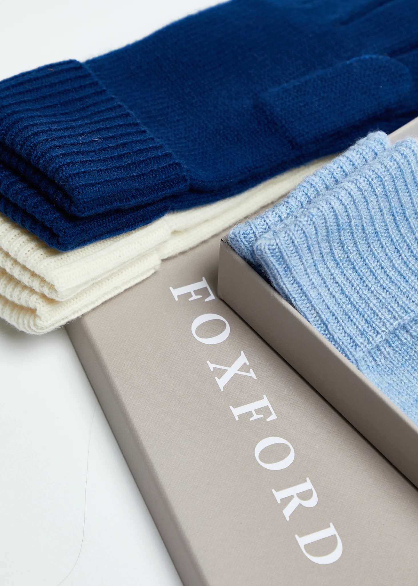 Foxford White Ribbed Cashmere Scarf - Image 4